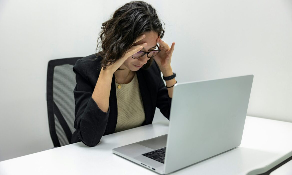 Overcoming Imposter Syndrome: Building Confidence and Success in the Online World