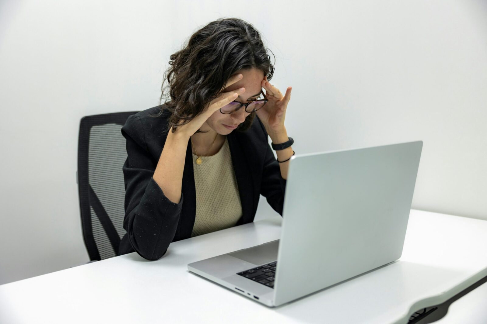 Overcoming Imposter Syndrome: Building Confidence and Success in the Online World